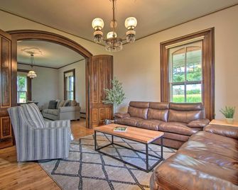 Spacious Farmhouse on 200 Acres Along the River - Janesville - Wohnzimmer