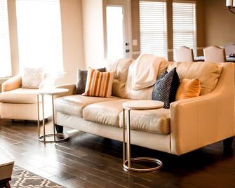 Modern Home Near Airport & Bentonville - Centerton - Living room