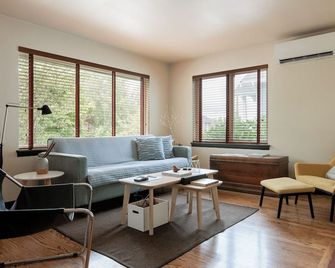 Eclectic Redbrick Rambler near Japanese Gardens - Seattle - Living room