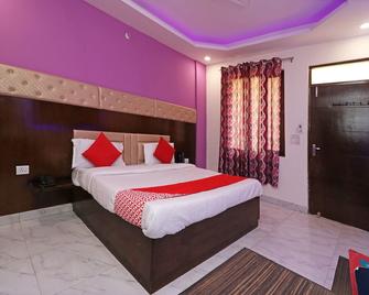 Oyo 11426 Hotel Jyoti Residency - Mathura - Bedroom