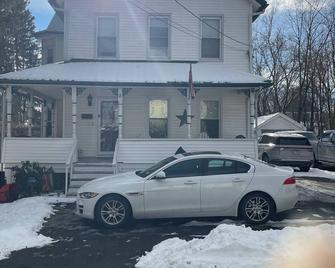 Charming 3-bedroom house in lovely Ellenville with fitness and gaming area, WiFi - Ellenville