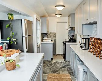 A serene 2 Bdrm bungalow just one block from the beach, just off the beaten path - Queens - Cocina