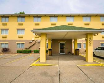 Quality Inn East - Evansville - Building