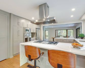 Mid-Century Modern Luxe Retreat w/ Hot Tub & Decks - Sandy Springs - Kitchen