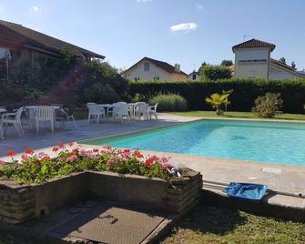Kyriad Bourg en Bresse - Bourg-en-Bresse - Pool