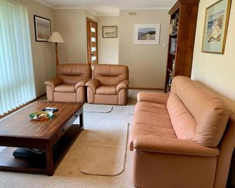 Leeward 'tranquil beachfront' - كينغسكوت - غرفة معيشة