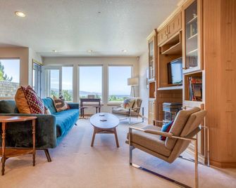 Modern Beauty on Private Street has Netarts Bay, Ocean Views, Putting Green! - Netarts - Sala de estar