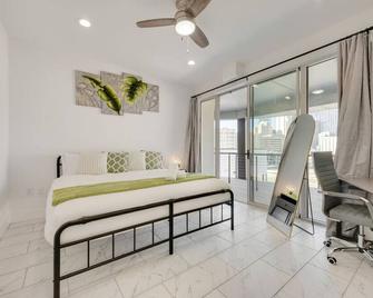Metro Sky 2br I Parking I King Bed I Workspace - Dallas - Bedroom
