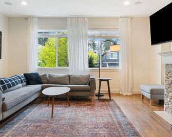 Luxurious 3BR Home in the Heart of Hillsboro - Hillsboro - Living room