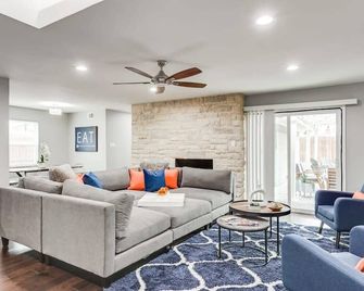 Fantastic Luxury 5 BR with Hot-tub close to Downtown Dallas - Dallas - Sala de estar