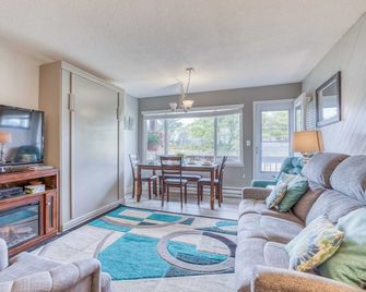 Sparkling 1st Floor Ocean and Creek-View Condo w/ Queen Suite, Updated Kitchen! - Neskowin - Sala de estar