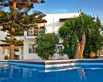 Classic Apartments - Anissaras - Pool