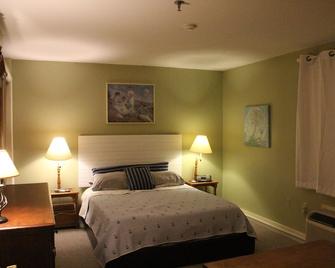 Condo at Paugus Bay. Pool area. Near Weirs Bch,Gunstock mtn, NH Bank Pavillion. - Laconia - Bedroom