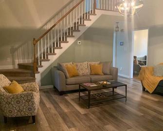 Zen Garden House - Fayetteville - Living room