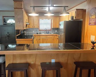 Waterfront house with boathouse, boat launch, outdoor kitchen, fire pit - Many - Küche