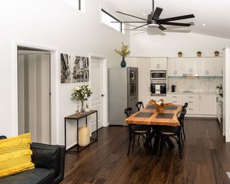 Located 10 minutes walk from the main street overlooking the local creek - Stanthorpe - Dining room