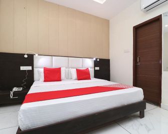 Capital O 29265 Hotel Gold - Ambāla - Bedroom