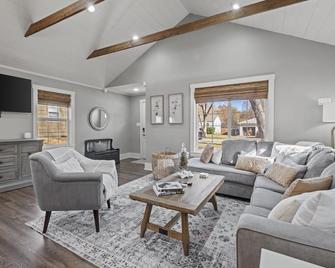 Mission Outlook - Gorgeous Home + Pet Friendly - Mission - Living room