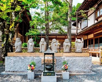 Koyasan Ryusen-in Temple Lodging - Kōya