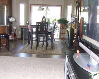 Sturgis Rally Rental - Upscale Home in Sturgis 5 minutes from main street. - Sturgis - Dining room