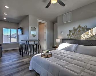 Steps to the Canyon Rim w/Fast Wi-Fi & EV Charging - Twin Falls - Bedroom