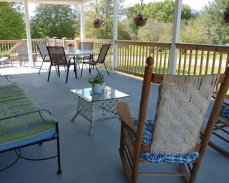 Private Main Level Of This Sunny House Near The Blue Ridge Parkway, Bedford, Va - Bedford - Balcony