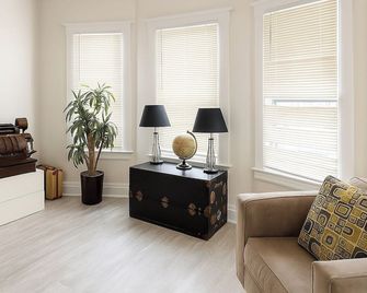 Detroit 4br Home | Bathtub & Pet Friendly Stay - Detroit - Living room