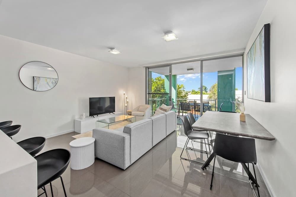 Elegant Comfort in Our Two-Bedroom, Two-Bathroom Apartment - בריסביין - סלון