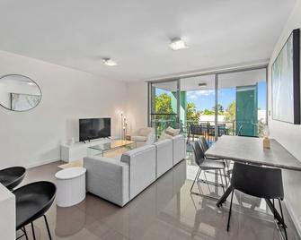 Elegant Comfort in Our Two-Bedroom, Two-Bathroom Apartment - Brisbane - Sala de estar