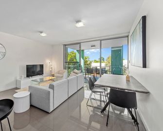 Elegant Comfort in Our Two-Bedroom, Two-Bathroom Apartment - Brisbane - Sala de estar