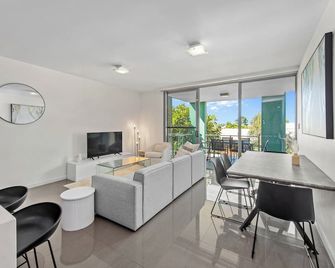 Elegant Comfort in Our Two-Bedroom, Two-Bathroom Apartment - בריסביין - סלון