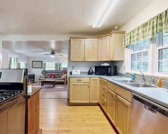 Historic, private log cabin w/ deck, fireplace & wood stove - one dog OK - Sylva - Cocina