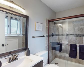 Game Day Getaway-Play Relax Make Memorie - Canton - Bathroom