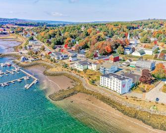 Ground-floor duplex with WiFi & W/D - walk to river and downtown - Bucksport - Outdoors view