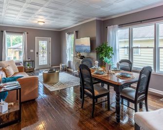 Spacious 4br Family Haven W/ Backyard-Patio-Pets Ok - Evansville - Dining room