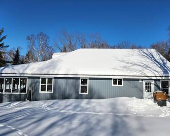 Sand Lake cottage - lake views, sunsets, easy snowmobile and ATV trail access - Kearney - Budynek