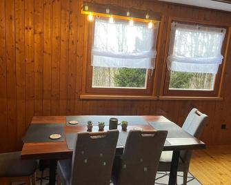 Urige idyllische Hütte mit Sauna - Grainet - Essbereich