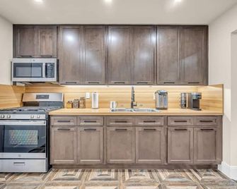 Fall Getaway With Hot Tub Fire Pit and Games - Suffern - Kitchen