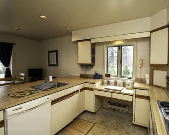4 Bedroom 2 Bathroom Entire Home with Walk-In Lake Access - Plattsburgh - Kitchen
