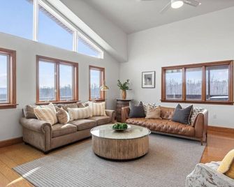 Beautiful Chalet With Views/Pool/Hot Tub/Pond! - Dansville - Living room