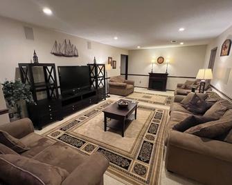 Lakefront Home in Cabot - Cabot - Living room