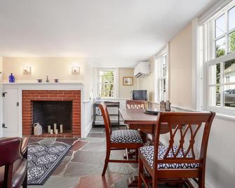 Dog-friendly apartment in a prime location - walk to town beaches - Rockport - Dining room