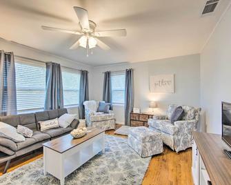 Longview Vacation Rental Home 4 Mi to Dtwn - Longview - Living room