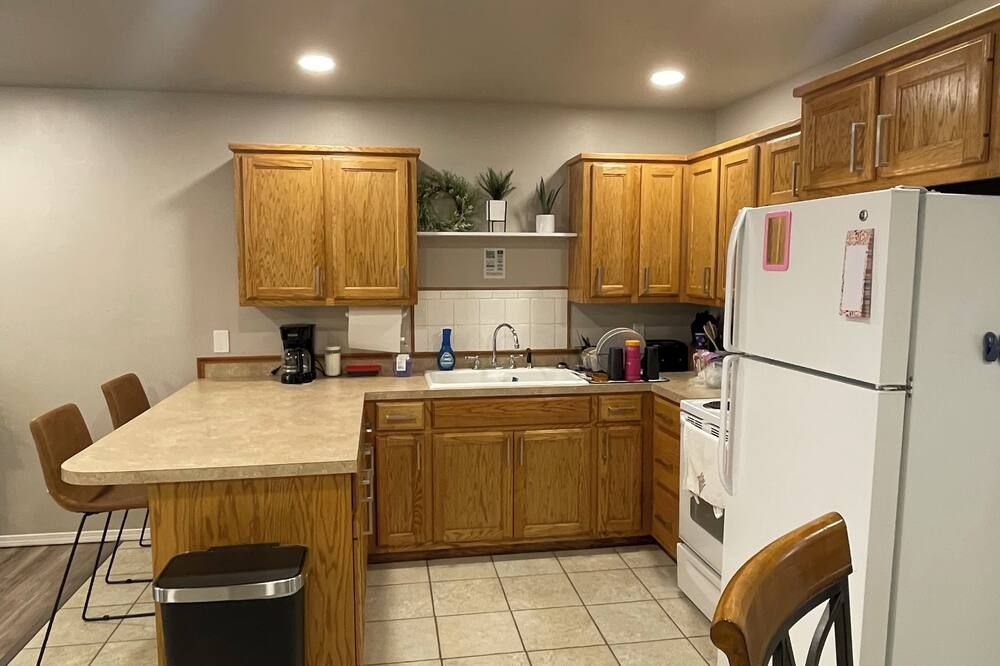 Delightful and Clean- 2 Bedroom Duplex - Ada - Keuken