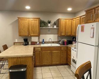 Delightful and Clean- 2 Bedroom Duplex - Ada - Cucina