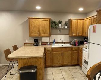Delightful and Clean- 2 Bedroom Duplex - Ada - Keuken
