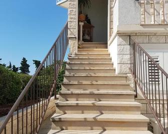 Palute - Supetar - Portaat