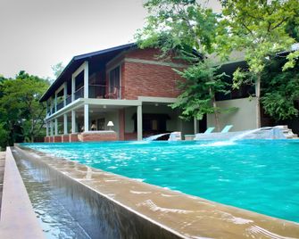 Ehalagala Lake Resort - Sigiriya - Pool