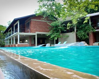 Ehalagala Lake Resort - Sigiriya - Pool