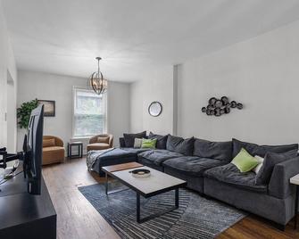 Hartford Stylish 5br Near Downtown With Private Backyard - Saint Louis - Salon